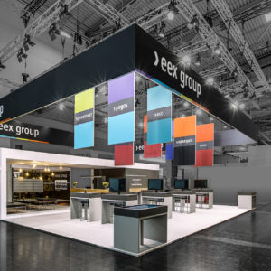 Gesamtansicht des EEX Group Messestands auf der E-world in Essen mit farbigen Bannern und schwarzem Deckenrahmen
