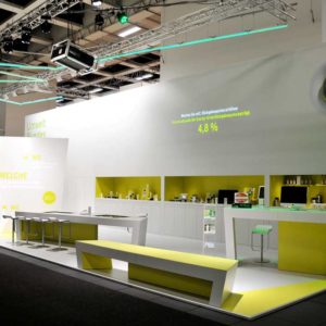 Ausstellungswand mit Haushaltsgeräten und Power-Symbol am Messestand des Umweltbundesamts auf der IFA in Berlin
