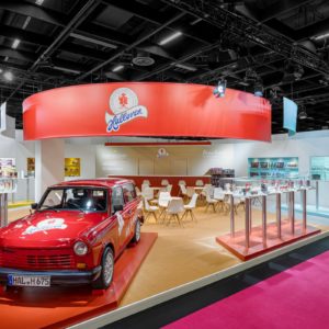 Roter Trabant mit Halloren Logo auf einem Podest am Messestand auf der ISM in Köln