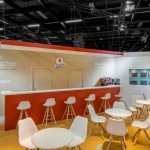 Delitzscher Bereich mit Theke, Barhockern und Sitzgruppen am Halloren Messestand auf der ISM in Köln