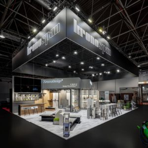 Kronospan Messestand auf der EuroShop in Düsseldorf von oben mit abgehängter dunkler Deckenkonstruktion