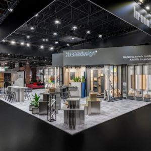 Frontansicht des Kronospan Messestands mit Logo, Bepflanzung und Dekorflächen auf der EuroShop in Düsseldorf